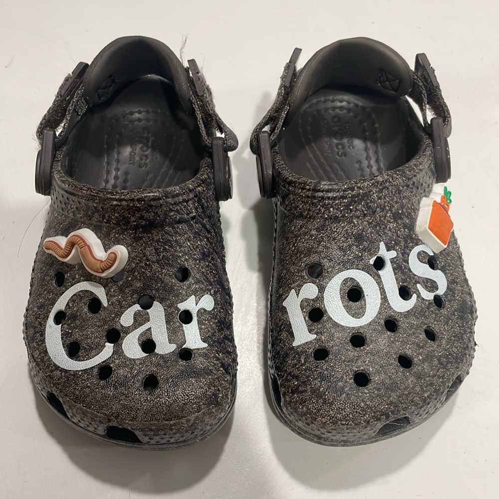Crocs carrots logo front toddler shoes brown grey size 5 child